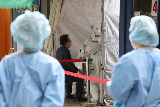 A person visits a Covid-19 testing center in Dalseo District, Daegu, on April 6. [NEWS1]