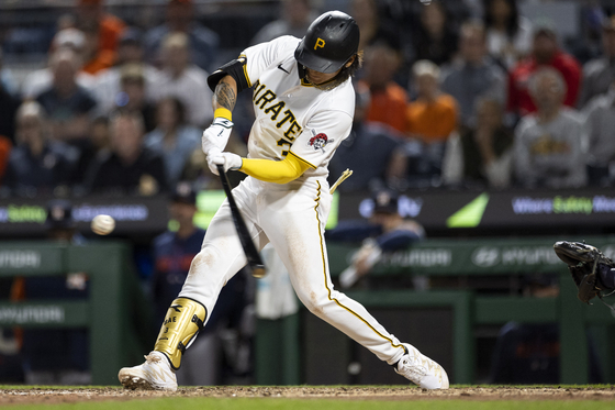 Pittsburgh Pirates' Bae Ji-hwan hits a game-winning home run against the Houston Astros during the ninth inning at PNC Park in Pittsburgh on Tuesday.  [USA TODAY/YONHAP]