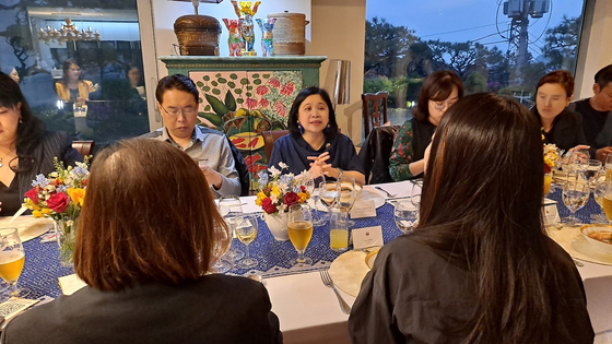 Ambassador of the Philippines to Korea, Maria Theresa Dizon-De Vega, center, hosts a culinary program for a group of reporters in Seoul at the diplomatic residence on Tuesday, launching the #FOCUSPhilippines campaign to bring the traditional and modern food and culture of the Southeast Asian country closer to locals in Korea. The program showcased dishes including lumpia, sisig, lechon and halo-halo, as well as kimchi made with okra. [EMBASSY OF THE PHILIPPINES IN KOREA]