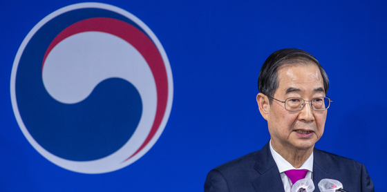 Prime Minister Han Duck-soo announces the government's comprehensive plan to eradicate school bullying on Wednesday in central Seoul in a press briefing. [YONHAP]