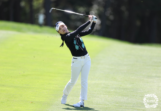 Lee Ye-won plays a shot at the Lotte Rent-a-Car Ladies Open at Lotte Skyhill CC in Seogwipo, Jeju on Sunday. [NEWS1] 
