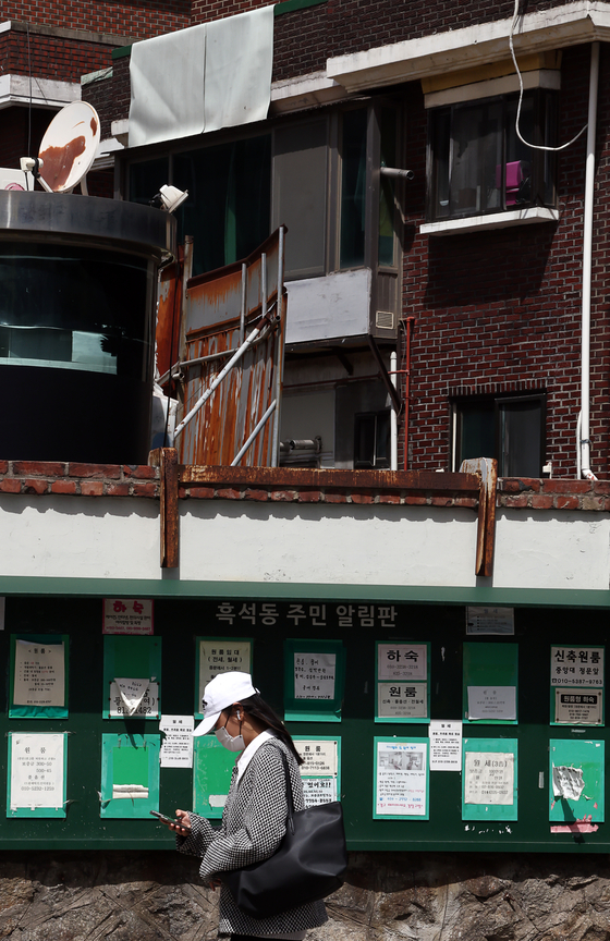 Advertisements for one-room apartments and boarding houses are posted on a board near Chung-Ang University in Heukseok-dong of Dongjak District, southern Seoul, on Wednesday. The monthly rent for one-room apartments near universities in Seoul rose 15 percent on year to 596,000 won ($450) for a deposit of 10 million won in March, according to an online real estate platform Dabang. [YONHAP]