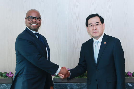 Theodore Colbert III, left, CEO of the Defense, Space & Security division of Boeing, and Lee Chang-yang, Minister of Trade, Industry and Energy, pose for a photo during a meeting held Thursday at the Four Seasons Hotel in Jongno District, central Seoul. [MINISTRY OF TRADE, INDUSTRY AND ENERGY]