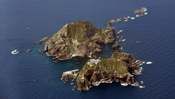 Islands called Dokdo in Korean and Takeshima in Japanese are observed during a Korean Air Airbus A380 demonstration flight on June 16, 2011. [AP/YONHAP]