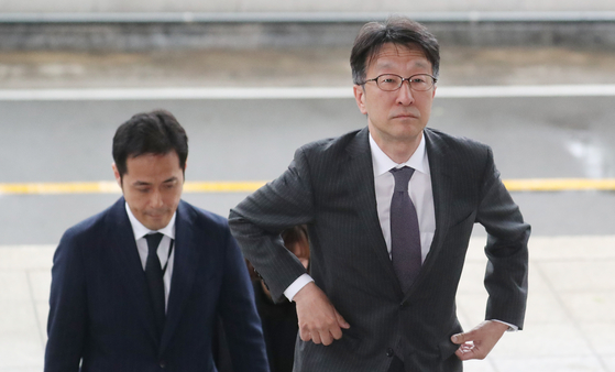 Deputy chief of mission at the Embassy of Japan in Seoul, Naoki Kumagai, right, enters the Foreign Ministry in Seoul on Tuesday. [NEWS1]