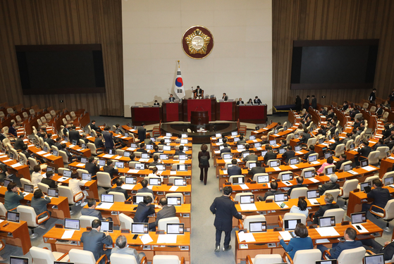 Lawmakers vote on a bill that would require the government to purchase surplus rice which was resubmitted to the parliament after being vetoed by President Yoon Suk Yeol earlier this month at the National Assembly in Yeouido, Seoul on Thursday. [NEWS1]