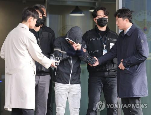 Yoo Sang-won, center, one of the two masterminds behind a recent murder of a woman in Gangnam District, southern Seoul, talks to reporters at the Suseo Police Station on Thursday. [YONHAP]