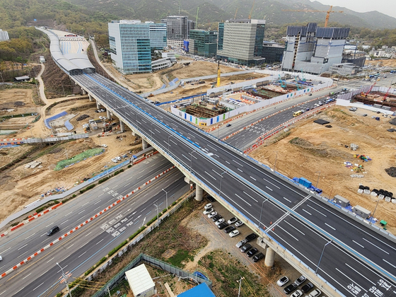 A view of the 7.26 kilometer (4.5 mile) road on the Second Gyeongin Expressway in Gwacheon, Gyeonggi, on Thursday. The road has been under construction since December after five people were killed in a fire that broke out inside the noise-barrier tunnel. The blaze started from a five-ton garbage truck and rapidly engulfed the tunnel. The tunnel will officially be reopened from Sunday at 5 p.m., according to the Ministry of Land, Infrastructure and Transport. [YONHAP]