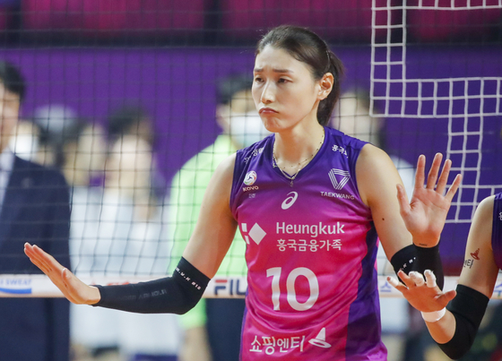 Kim Yeon-koung encourages her teammates during the fifth leg of the 2022-23 V League championship between the Incheon Heungkuk Life Pink Spiders and Gimcheon Korea Expressway Hi-Pass at Incheon Samsan World Gymnasium in Incheon on April 6. [NEWS1] 