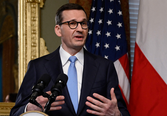 Polish Prime Minister Mateusz Morawiecki speaks to reporters after a meeting with U.S. Vice President Kamala Harris at the Vice President's Ceremonial Office of the Eisenhower Executive Office Building in Washington on Tuesday. [AFP/YONHAP]
