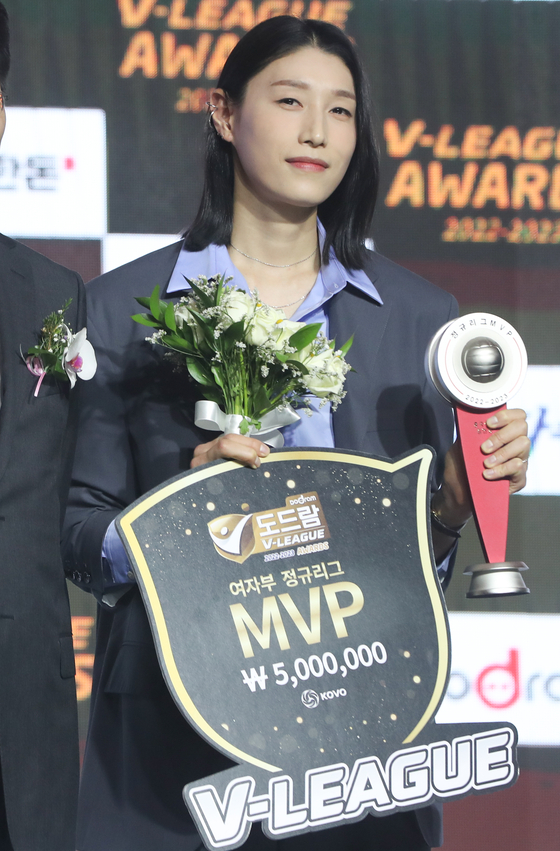 Kim Yeon-koung receives the 2022-23 V League MVP award at the Grand Hyatt Seoul in Yongsan District, central Seoul on Monday. [NEWS1] 