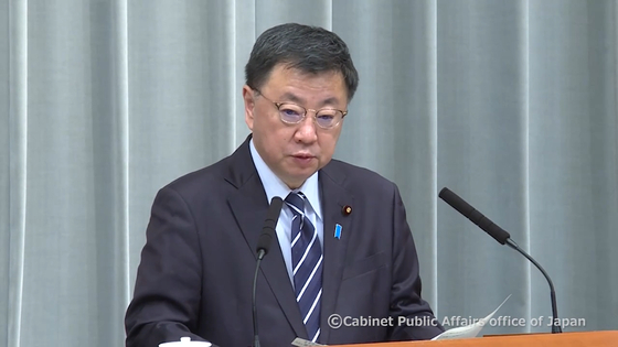 Hirokazu Matsuno, Japan's chief cabinet secretary, speaks with the press in Tokyo on Wednesday. [SCREEN CAPTURE]
