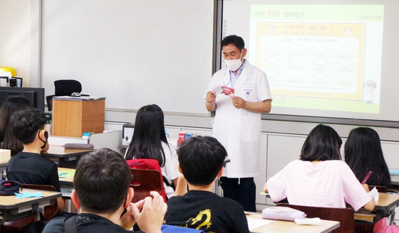 An instructor from the Chungnam Pharmaceutical Association educates students at Neulbom Elementary School in Sejong against drugs on Wednesday. [YONHAP]