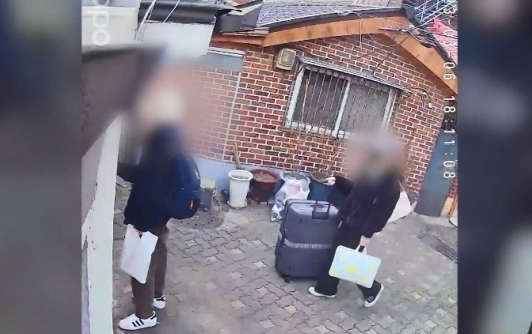 CCTV footage shows two foreigners entering an Airbnb house in Mapo District, western Seoul in March. [SCREEN CAPTURE]
