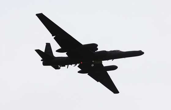 A U.S. Lockheed U-2S Dragon Lady high altitude reconnaissance aircraft lands at Osan Air Base in Pyeongtaek, Gyeonggi, on Thursday. [YONHAP]