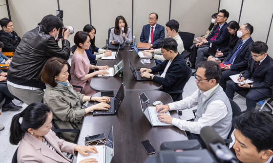 Seo Min-jung, director general for Asia and Pacific affairs at Korea's Foreign Ministry, center, speaks with the press in Seoul on Thursday. [YONHAP]