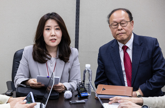 Seo Min-jung, director general for Asia and Pacific affairs at Korea's Foreign Ministry, left, speaks with the press in Seoul on Thursday. [YONHAP]