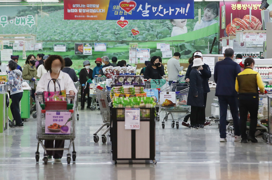 People shop at a discount mart in Seoul on Thursday. Korea’s import prices fell 6.9 percent in March, helped by a drop in oil prices. [NEWS1] 