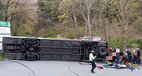 A bus with 33 Israeli tourists on board flipped over on a curved road in Chungju, North Chungcheong, on Thursday. [CHUNGBUK FIRE SERVICE HEADQUARTERS]