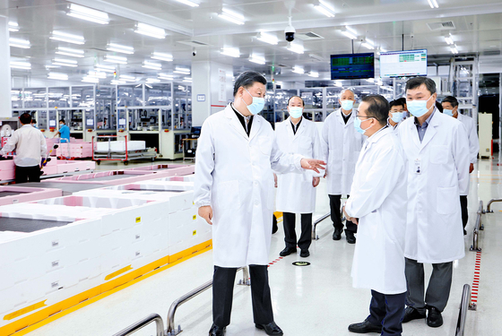 Chinese president Xi Jinping, left, at LG Display’s production plant in Guangzhou, China, on Thursday. The Chinese president is reported to have had a tour of the display production plan for an hour. [PEOPLE’S DAILY ONLINE] 