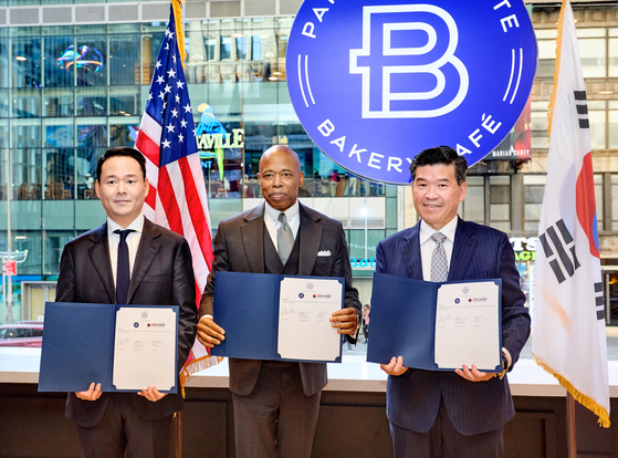 From left, Paris Baguette North America’s Chief Strategy Officer Hur Jin-soo, New York City Mayor Eric Adams and the American Chamber of Commerce in Korea CEO James Kim pose for a photo after signing a memorandum of understanding on Wednesday. [SPC]