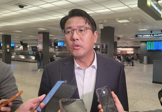 Kim Tae-hyo, principal deputy national security adviser at the Korean presidential office, talks to reporters on Tuesday at Dulles International Airport. [NEWS1]