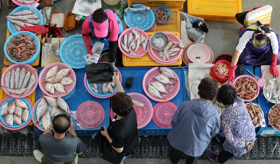 Busan's Jagalchi Fish Market sells fresh fish and also has an array of restaurants that sell hoe (raw fish), gomjangeo (inshore hagfish) and other seafood. [YONHAP]