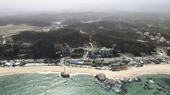 A wildfire that broke out in Gangneung, Gangwon burned parts of the forests and structures near Gyeongpo Beach. [KIM JONG_HO] 