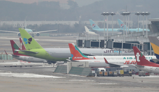 Low-cost carriers (LCCs) are parked at the Incheon International Airport apron. [NEWS1]