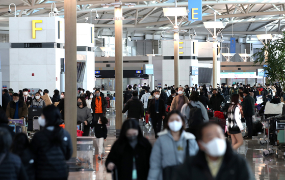 International travelers crowd Incheon International Airport on Jan. 18. [NEWS1]
