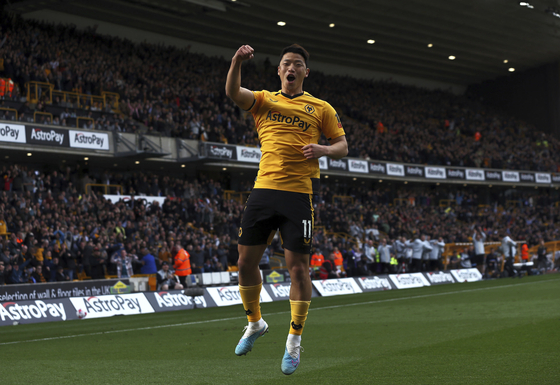 Wolverhampton Wanderers' Hwang Hee-chan celebrates scoring his side's second goal during a Premier League match against Brentford at Molineux in Wolverhampton, England on Saturday.  [AP/YONHAP]
