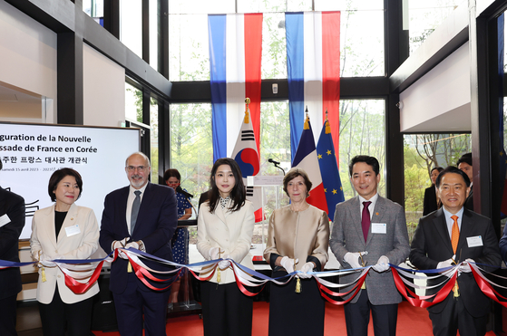 French Ambassador to Korea Philippe Lefort, second from left, Korean first lady Kim Keon-hee, third from left, and French Minister for Europe and Foreign Affairs Catherine Colonna, third from right, and other dignitaries prepare to cut the ribbon for the new French embassy building in central Seoul on Saturday afternoon. [YONHAP]