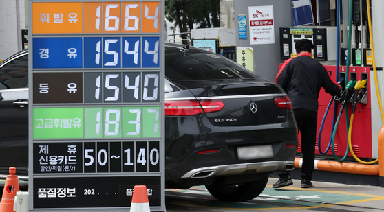 Gasoline is sold at 1,664 won ($1.28) per liter on Sunday afternoon in Seoul. Prices of gasoline and diesel both rose across the country in the second week of April, with the average price of gasoline rising 30.2 won to 1,631.1 won per liter while diesel increased by 13.5 won to 1,534.3 won per liter. [YONHAP]