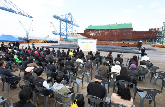 A civic group holds a memorial service to mark the ninth anniversary of the Sewol ferry sinking at a port in Mokpo, South Jeolla, Sunday. Some 2,000 people including bereaved families, lawmakers and other mourners attended another ceremony organized by the Education Ministry in Ansan, Gyeonggi later that day, commemorating the victims of the ferry tragedy on April 16, 2014, one of the country’s worst maritime disasters that killed 304 people, mostly high school students. [YONHAP]