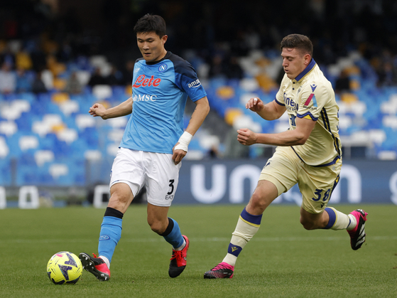 Napoli's Kim Min-jae, left, in action with Hellas Verona's Adolfo Gaich during a Serie A match at Stadio Diego Armando Maradona in Naples on Sunday.  [REUTERS/YONHAP]