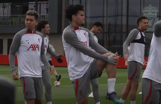 Luis Diaz, center, trains with the Liverpool squad ahead of a Preimer League game against Leeds United on Monday. [ONE FOOTBALL] 