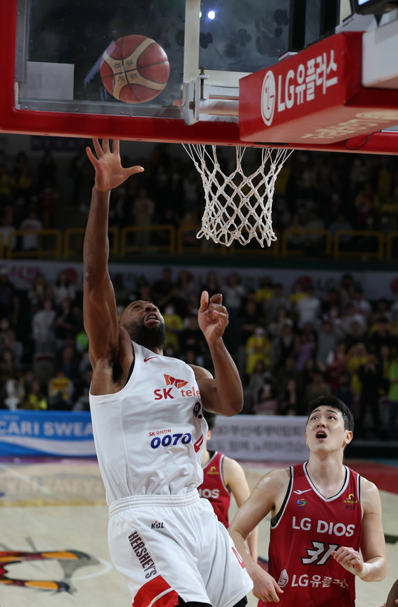 Seoul SK Knights' Leon Williams scores two points 0.6 seconds before the end of the game against the Changwon LG Sakers in the second leg of the 2022-23 KBL playoffs at Changwon Gymnasium in Changwon, South Gyeongsang on Sunday. [YONHAP] 