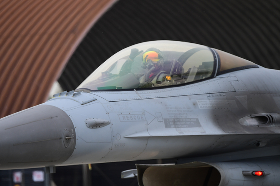 A KF-16 pilot gives a thumbs-up aboard a fighter jet at the Gwangju Air Base in Gwangju on Friday. [REPUBLIC OF KOREA AIR FORCE]