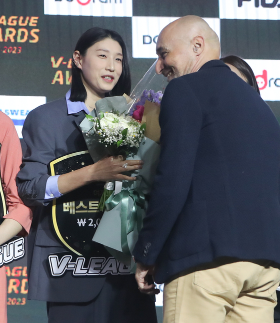 Kim Yeon-koung, left, thanks head coach Marcello Abbondanza after receiving the 2022-23 V League season best seven award at the Grand Hyatt Seoul in Yongsan District, central Seoul on April 10. [NEWS1]  