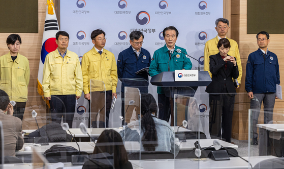 Kim Sung-ho, vice minister for disaster and safety management. announces the government's plan on an overall safety inspection on major infrastructures including bridges and tunnels at the government complex in Seoul, Monday. [YONHAP]