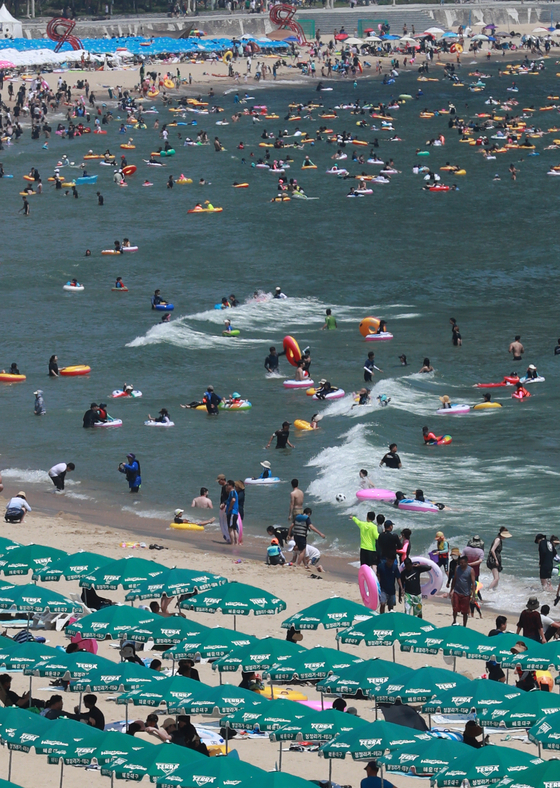 People vacation at Haeundae beach in Busan on Aug. 7, 2022. [YONHAP]