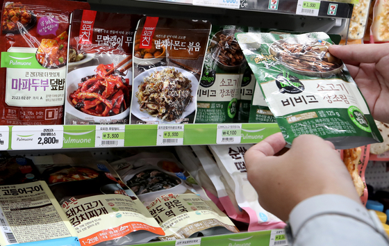 Packaged side dish products are displayed at a convenience store in Nowon District, northern Seoul, on September 2022. [NEWS1]