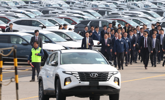 President Yoon Suk Yeol is escorted by Hyundai Motor Group Executive Chair Euisun Chung during his visit to Hyundai's manufacturing plant in Ulsan on March 9. [YONHAP] 
