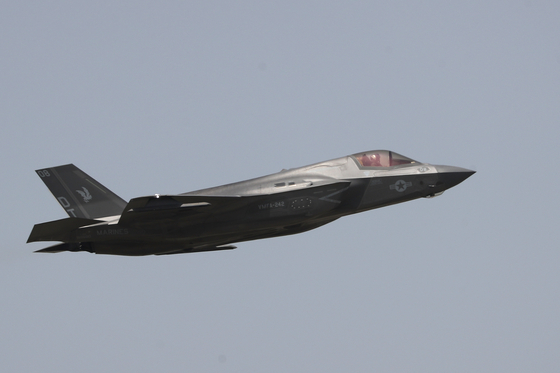 An F-35B stealth fighter from the U.S. Marine Corps takes flight from the South Korean Air Force's 1st Fighter Wing base in Gwangju, southwestern Korea, on Monday during joint South Korea-U.S. air force drills. [YONHAP]