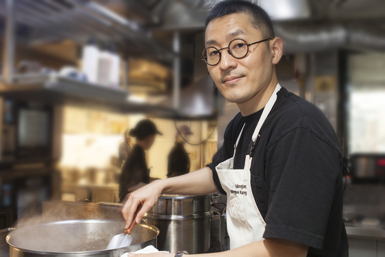 Chef Kang Min-goo is cooking at his restaurant Mingles in Gangnam District, southern Seoul. [JOONGANG ILBO]