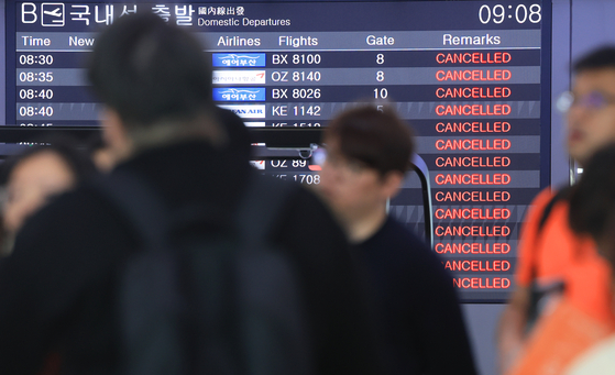 An electronic display at Jeju Airport shows flights cancelled due to strong winds on Tuesday morning. [YONHAP]