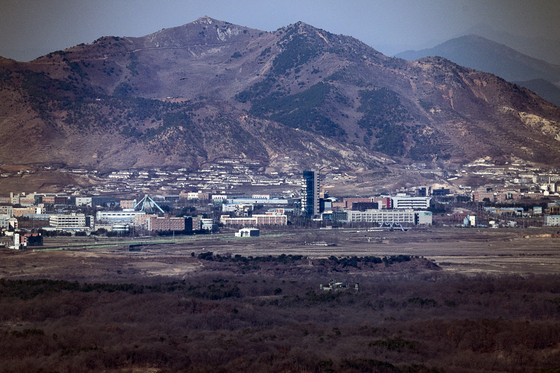 The Kaesong Industrial Complex in North Korea from Paju, northern Gyeonggi on the South Korean side of the border on March 13 [YONHAP]