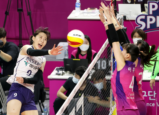 Park Jeong-ah, left, attacks during the fifth leg of the 2022-23 V League championship between the Gimcheon Korea Expressway Hi-Pass and the Incheon Heungkuk Life Pink Spiders at Incheon Samsan World Gymnasium in Incheon on April 6. [YONHAP] 
