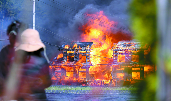 A fire engulfs a building in Nangok-dong in Gangeung, Gangwon, on Tuesday morning. Some 100 buildings burned to the ground due to the massive fire. [YONHAP]