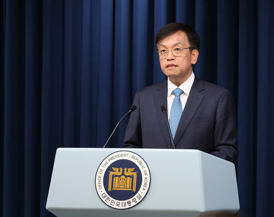 Choi Sang-mok, senior presidential secretary for economic affairs, gives a press briefing on the itinerary of President Yoon Suk Yeol's upcoming state visit to the United States at the Yongsan presidential office in central Seoul on Wednesday. [YONHAP]